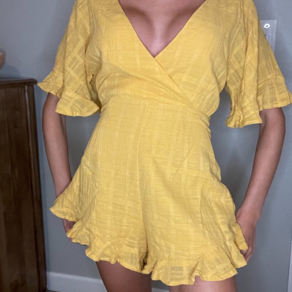 NEW with tags, Selfie Leslie yellow/mustard romper size XS - Picture 2 of 3